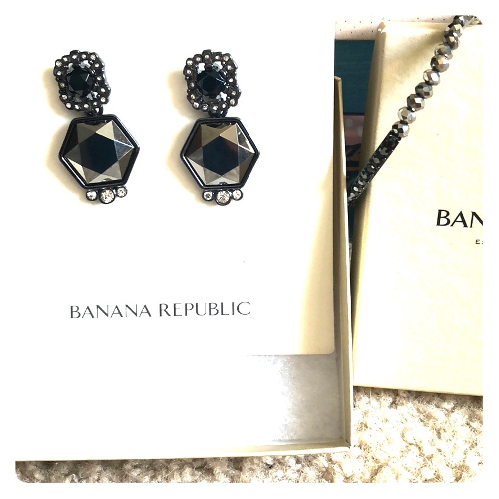 Matching earring and bracelet set